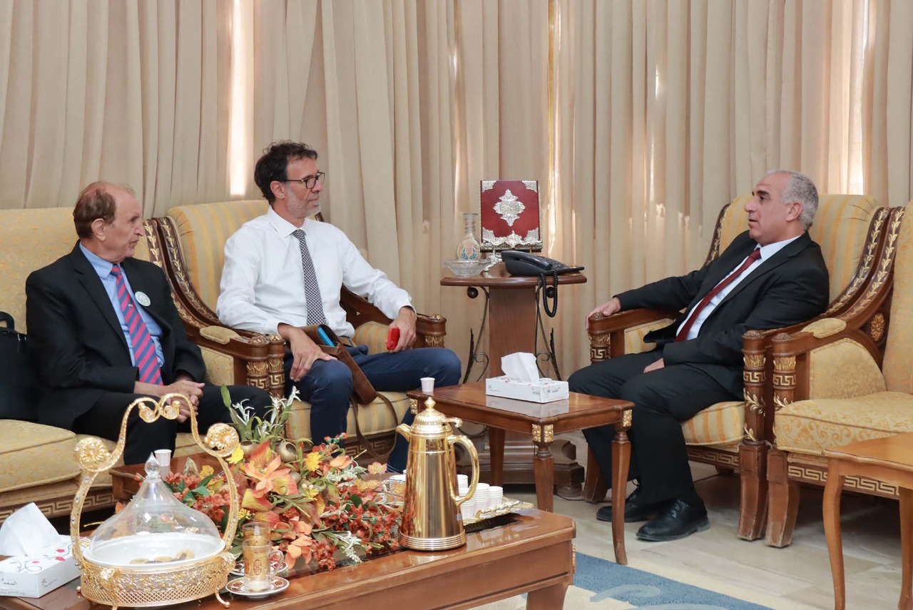 القائم بأعمال السفارة السويسرية في عمان يزور جامعة الحسين بن طلال.